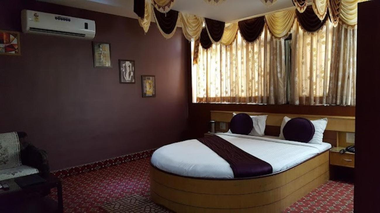 Hotel Vinayak Palace Bilāspur Exteriör bild