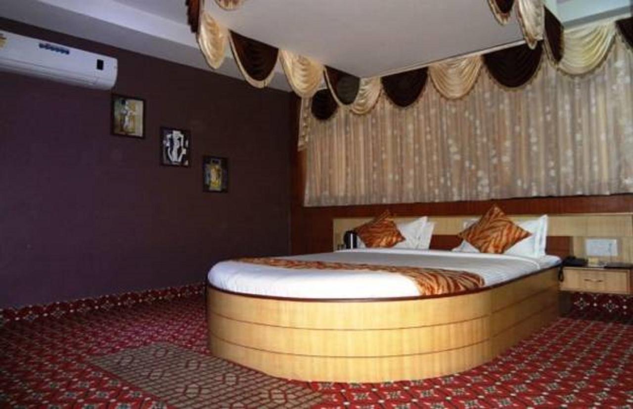 Hotel Vinayak Palace Bilāspur Exteriör bild